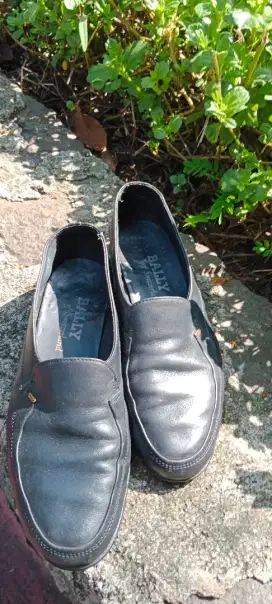 Bally flat shoes wanita