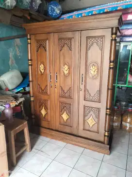 Lemari jati 3 pintu ukir