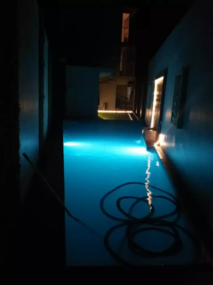 Tukang kolam renang