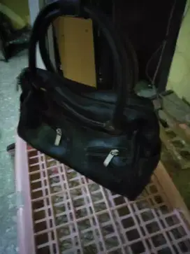 Tas wanita bahan semi kulit warna hitam