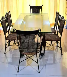 Meja Makan Klasik Modern