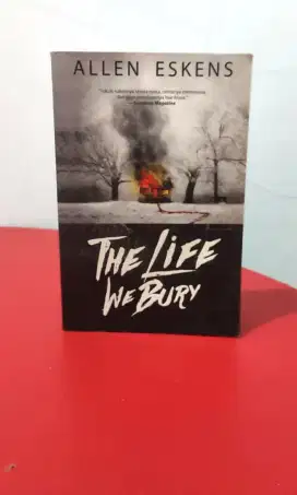 Buku novel The Life We Bury by Allen Eskens