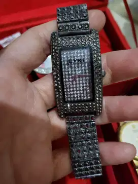 Jam tangan mata hitam