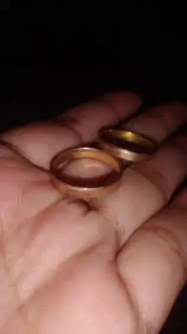 Jual beli emas.