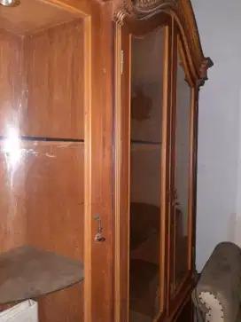 Lemari kaca rumah 7kamar jl raya adisucipto jogja shm garasi 10mobil