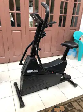 Sepeda tetap posisi duduk AIBI GYM