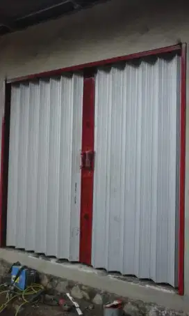Folding gate roling door