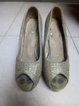 Sepatu hak tinggi ukuran 37