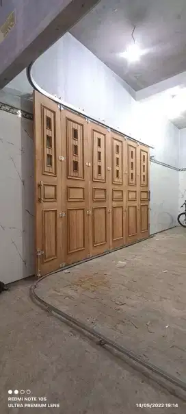 Pintu garasi kayu kamper