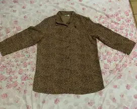 Mau jual baju motif Leopard Warna coklat muda bahan tebal