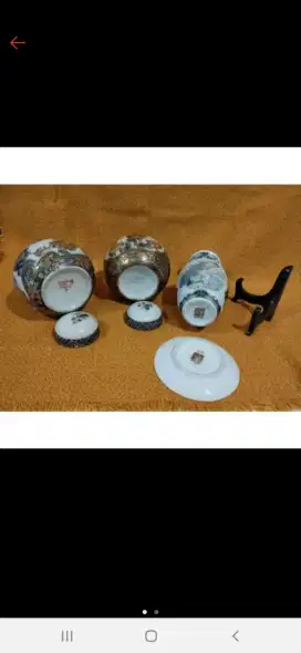 Jual guci keramik china, kondisi bagus dan masih mulus 500 ribu.