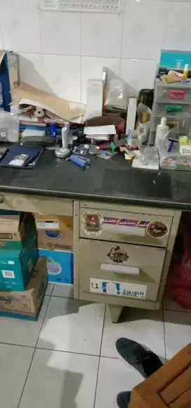 Meja belajar besi