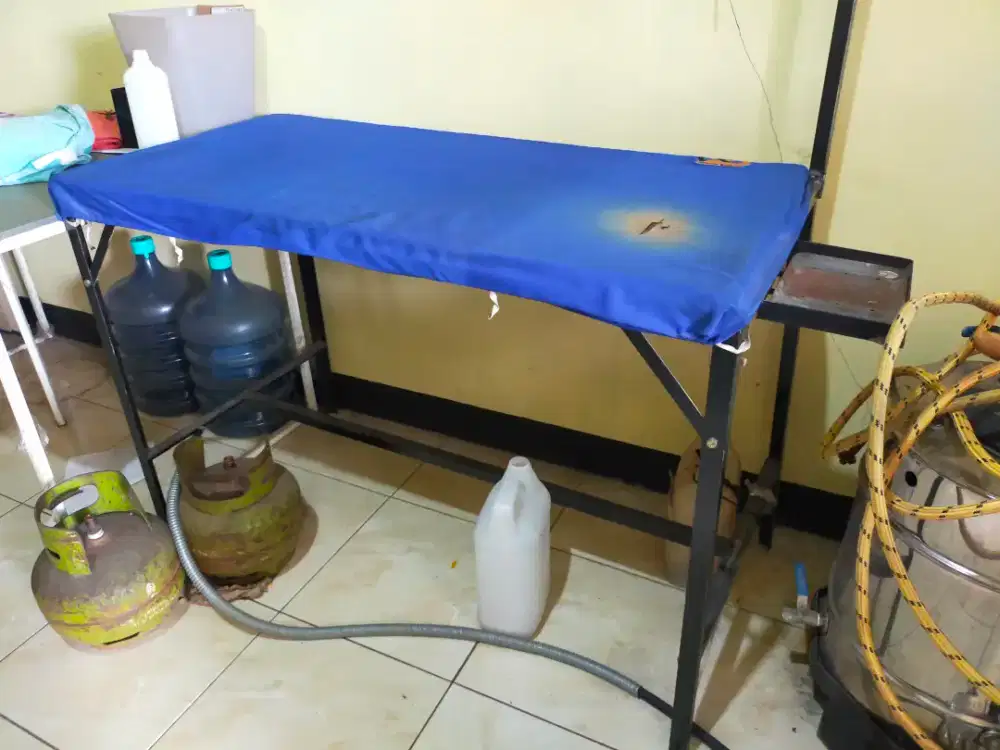 Meja setrika uap