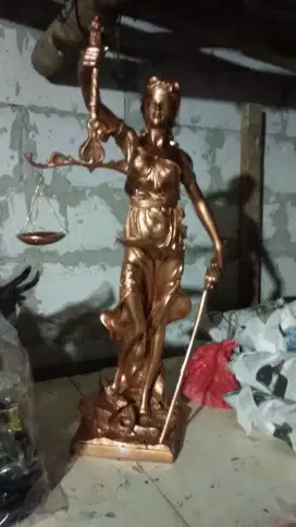 PATUNG DEWI KEADILAN UKURAN . 30 cm