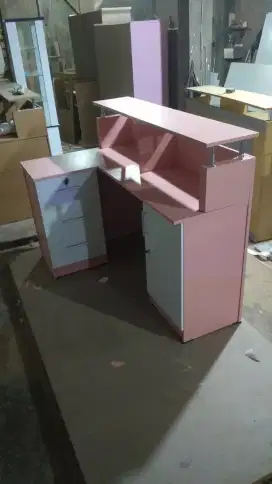 Meja resepsionis warna pink