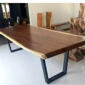 Meja kayu tebal