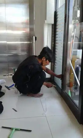 Jasa atau pasang kaca film dan sticker kaca sunblast