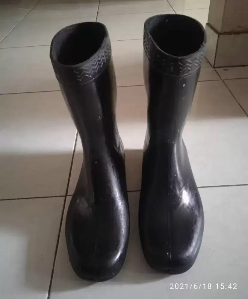 Sepatu booth size 37