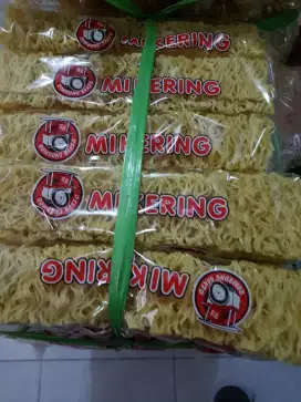 Mie kering pokemon  tag makanan. cocok untuk oleh oleh