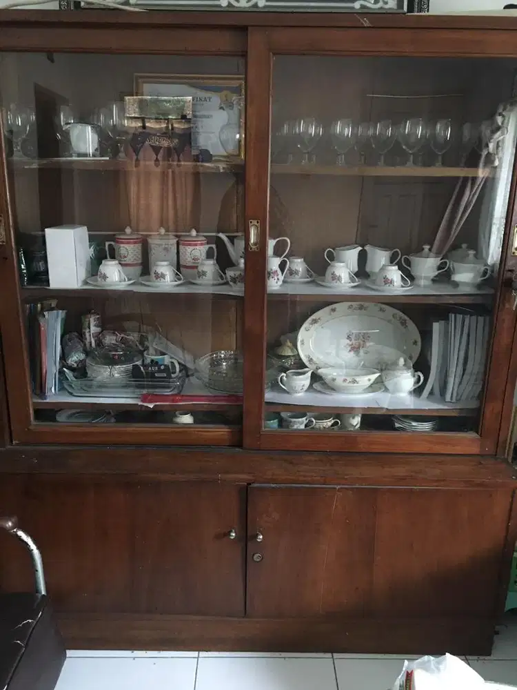 Lemari pajangan jati