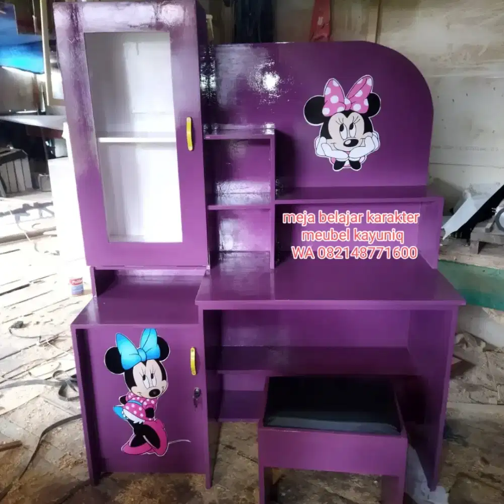 Meja belajar karakter unik