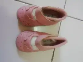 Sepatu pink bayi