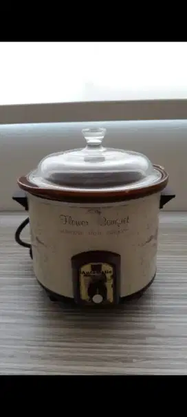 Slow cooker 1.5 liter. masih seperti baru.Automatis bisa mati sendiri.