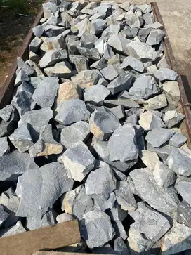 Jual batu belah / batu kali / batu pondasi