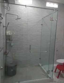 Kaca penyekat kamar mandi /shower