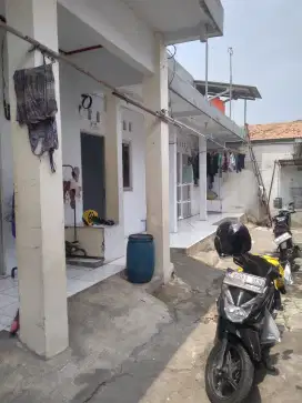 Di kontrakan Runah 6 pintu di Bekasi Barat