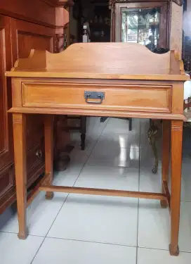 Meja konsul  antik