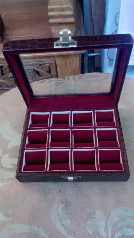 Kotak kaca untuk koleksi cincin