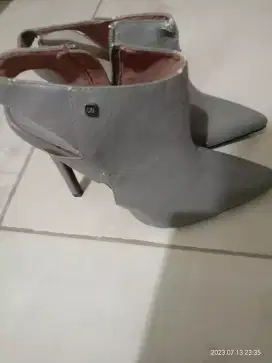 sepatu hak tinggi