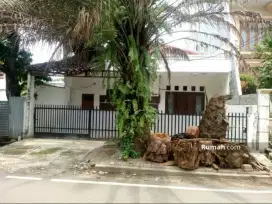 Dijual rumah 209/150, 5 kt, 2 km, hdp selatan di Cempaka Putih
