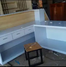 Meja resepsionis lapis hpl