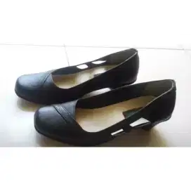 Sepatu Wanita Merk Garucci, Dijual Karena Kekecilan (Size 37 )