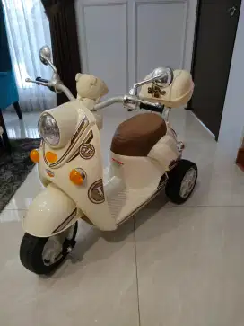 MOTOR SCUTER MAINAN ANAK MODEL SCOOPY FLOPPY PMB M338 - KREM CANTIK