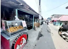 Rumah plus 4 Kios deket kampus UMP, cocok untuk usaha