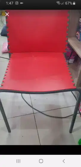 Kursi kotak warna merah