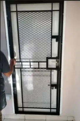 Pintu tralis pengaman satu paket kasa nyamuk 08