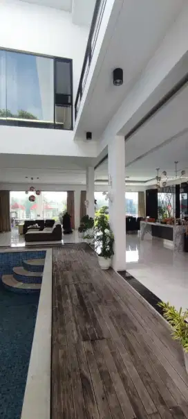 Rumah lux KBP ada kolam renang dan view danau  jual murah.rbt