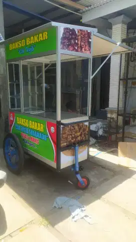 Gerobak dorong etalase jualan