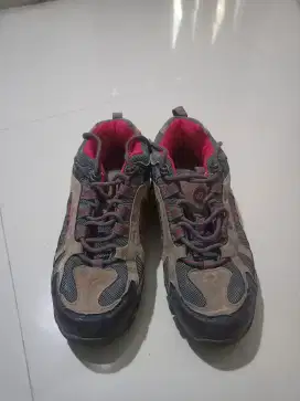 Sepatu gunung STNA