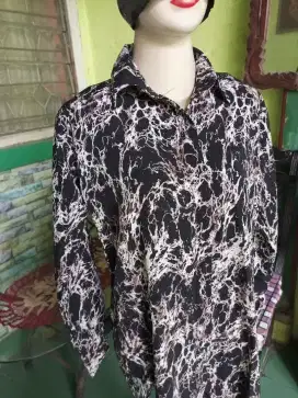 Blouse wanita motif hitam