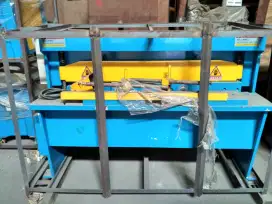 Mesin potong plat shear shearing elektrik 3phase, max plat 3mm x 1300m