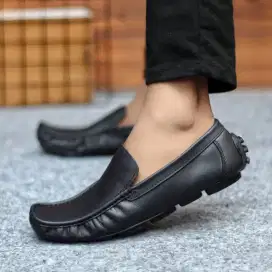 Ready Sepatu slip on bahan kulit asli. Warna hitam size 39-43