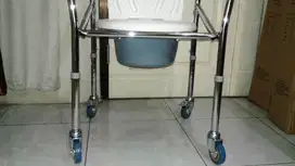 Commode Chair dengan roda(kursi BAB/BAK)