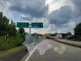 Tanah darat di pinggir jalan aspal