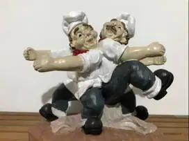 Patung Koki pegang  2 bh botol