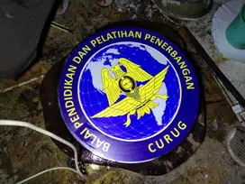 bikin logo timbul stainless galvanis kuningan acrylic